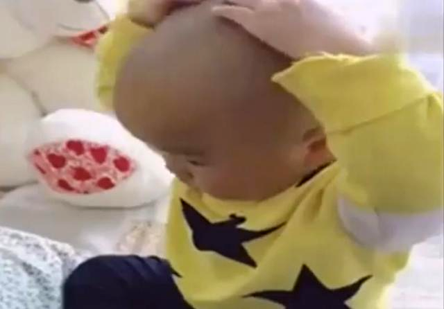 Bé trai ngủ dậy và phát hiện mẹ đã lén lút tặng mình quả đầu trọc lốc, phản ứng sau đó khiến ai cũng cười nghặt nghẽo - Ảnh 1. Bé trai ngủ dậy và phát hiện mẹ đã lén lút tặng cho mình quả đầu trọc lốc, cậu bé "ai oán" tới nỗi úp mặt vào gối cả tiếng đồng hồ. - Ảnh 1.