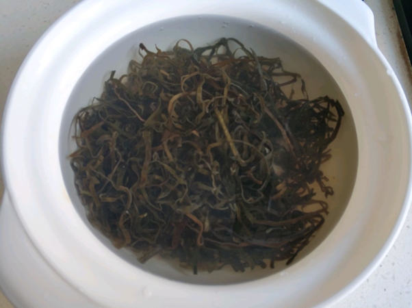 Rong biển trộn rau củ chua ngọt món ăn thanh nhẹ tốt cho sức khỏe - Ảnh 2.