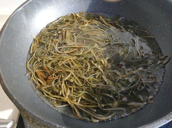 Rong biển trộn rau củ chua ngọt món ăn thanh nhẹ tốt cho sức khỏe - Ảnh 4.