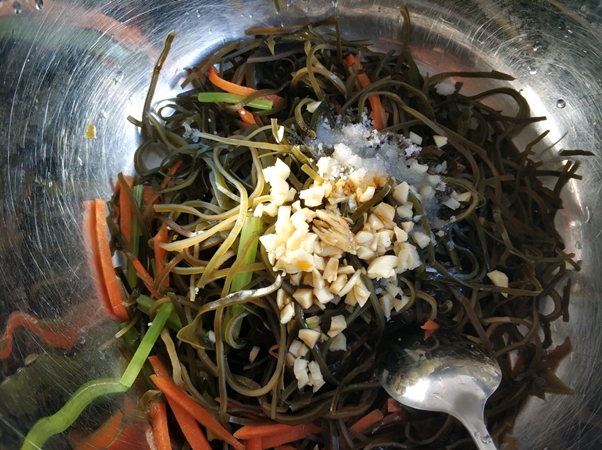 Rong biển trộn rau củ chua ngọt món ăn thanh nhẹ tốt cho sức khỏe - Ảnh 6.