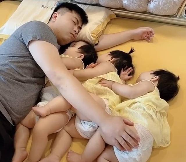 Kể từ khi có 3 cô con gái sinh ba, mỗi tối trước khi đi ngủ cảnh tượng nhìn thấy trên giường khiến bà mẹ không khỏi chạnh lòng - Ảnh 2. Kể từ khi có 3 cô con gái sinh ba, mỗi tối trước khi đi ngủ cảnh tượng nhìn thấy trên giường khiến bà mẹ không khỏi chạnh lòng - Ảnh 2.