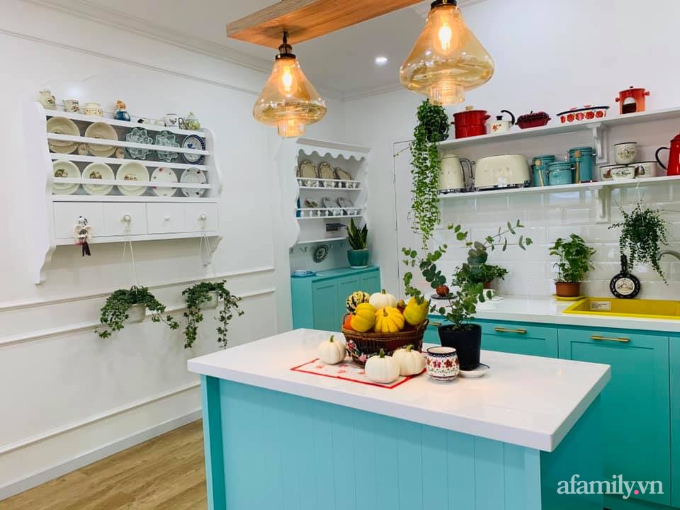 Căn bếp nhỏ màu xanh trắng đẹp an yên và tiện ích của mẹ ba con ở Nha Trang - Ảnh 3.