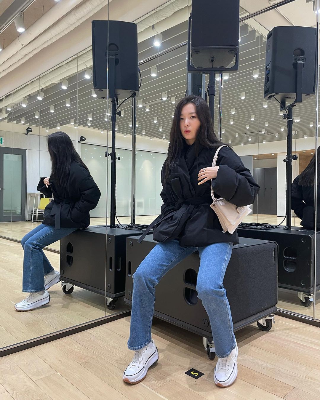 11 outfit dày sụ ấm áp nhưng vẫn giúp hội sao nữ thấp bé cải thiện chiều cao, quá bổ ích để tham khảo trong ngày rét đậm - Ảnh 6. 11 outfit dày sụ ấm áp nhưng vẫn giúp hội sao nữ thấp bé cải thiện chiều cao, quá bổ ích để tham khảo trong ngày rét đậm - Ảnh 6.