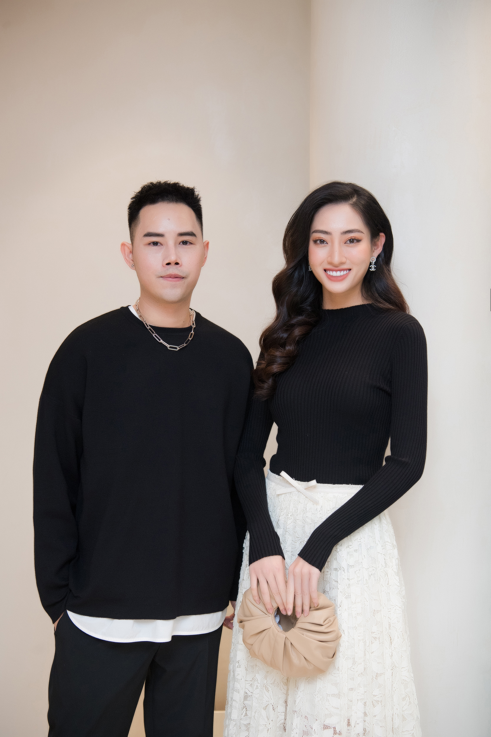 Mix & Phối - Dàn bông Hậu đọ sắc tại sự kiện thời trang: Giữa cái lạnh dưới 10 độ, một mình HH Đỗ Mỹ Linh khoe vai trần gợi cảm quyến rũ nhất "hội chị em" - chanvaydep.net 2 Mix & Phối - Dàn bông Hậu đọ sắc tại sự kiện thời trang: Giữa cái lạnh dưới 10 độ, một mình HH Đỗ Mỹ Linh khoe vai trần gợi cảm quyến rũ nhất "hội chị em" - chanvaydep.net 2