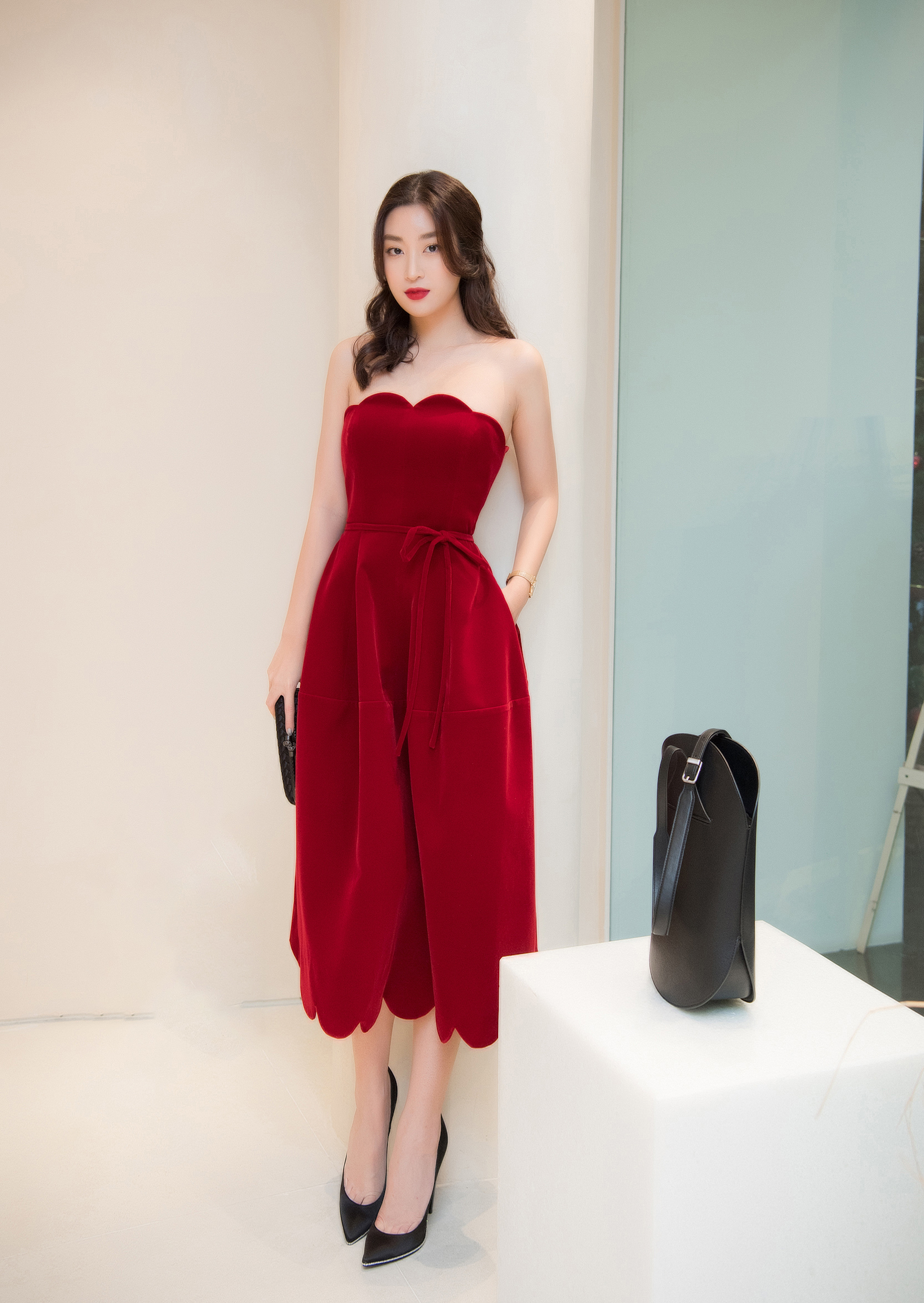 Mix & Phối - Dàn bông Hậu đọ sắc tại sự kiện thời trang: Giữa cái lạnh dưới 10 độ, một mình HH Đỗ Mỹ Linh khoe vai trần gợi cảm quyến rũ nhất "hội chị em" - chanvaydep.net 3 Mix & Phối - Dàn bông Hậu đọ sắc tại sự kiện thời trang: Giữa cái lạnh dưới 10 độ, một mình HH Đỗ Mỹ Linh khoe vai trần gợi cảm quyến rũ nhất "hội chị em" - chanvaydep.net 3