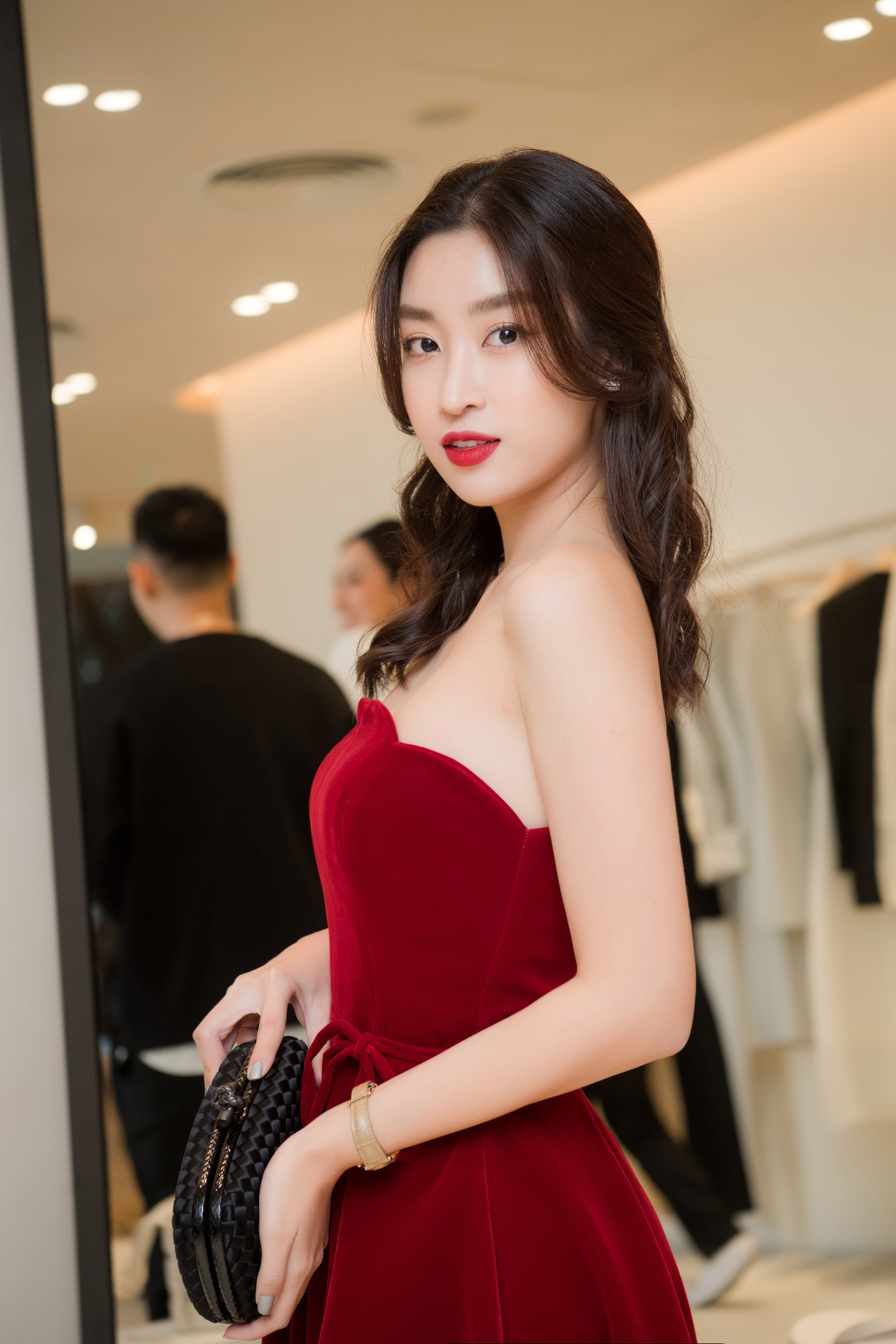 Mix & Phối - Dàn bông Hậu đọ sắc tại sự kiện thời trang: Giữa cái lạnh dưới 10 độ, một mình HH Đỗ Mỹ Linh khoe vai trần gợi cảm quyến rũ nhất "hội chị em" - chanvaydep.net 4 Mix & Phối - Dàn bông Hậu đọ sắc tại sự kiện thời trang: Giữa cái lạnh dưới 10 độ, một mình HH Đỗ Mỹ Linh khoe vai trần gợi cảm quyến rũ nhất "hội chị em" - chanvaydep.net 4