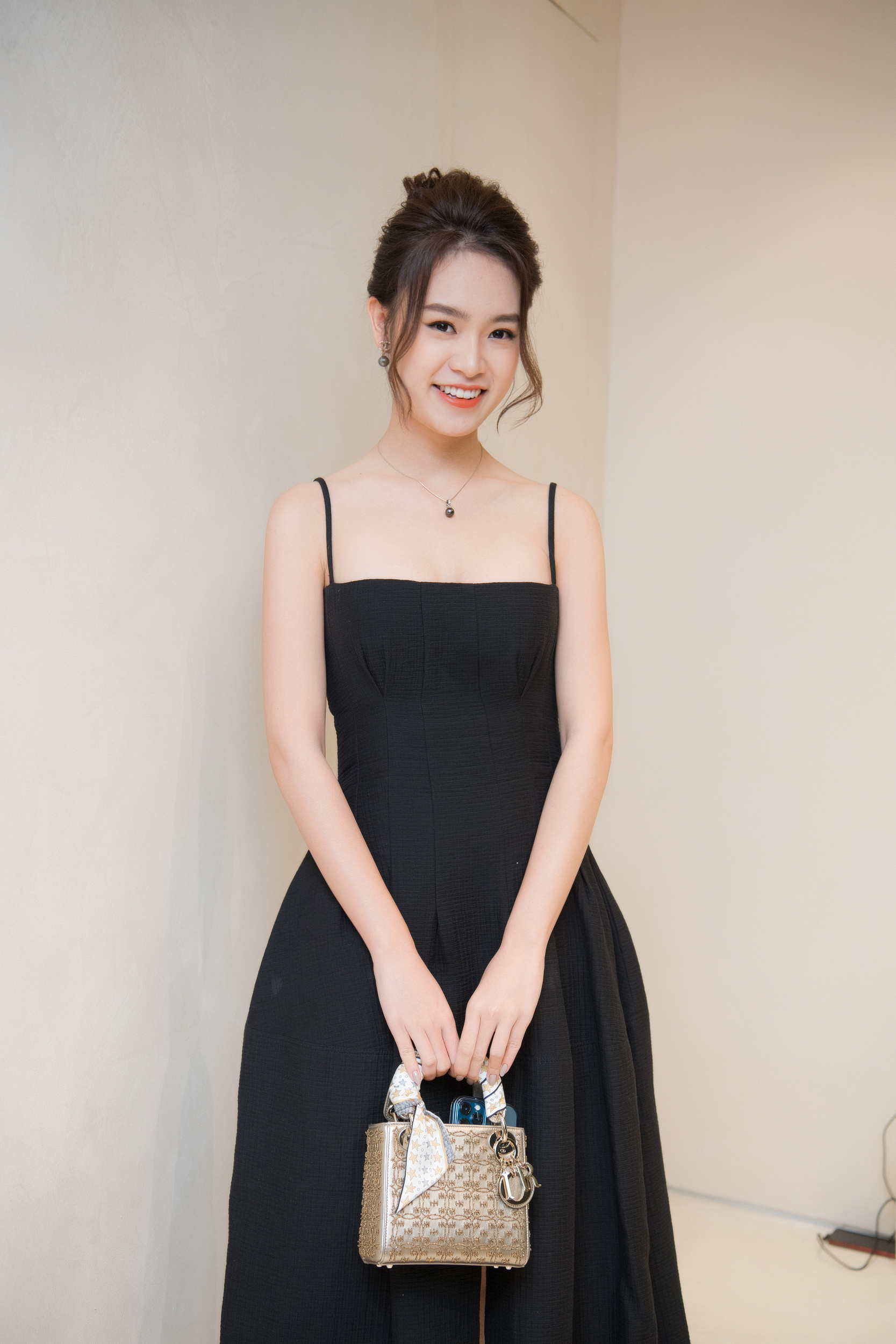 Dàn bông Hậu đọ sắc tại sự kiện thời trang: Giữa cái lạnh dưới 10 độ, một mình HH Đỗ Mỹ Linh khoe vai trần gợi cảm quyến rũ nhất "hội chị em" - Ảnh 11. Dàn bông Hậu đọ sắc tại sự kiện thời trang: Giữa cái lạnh dưới 10 độ, một mình HH Đỗ Mỹ Linh khoe vai trần gợi cảm quyến rũ nhất "hội chị em" - Ảnh 11.