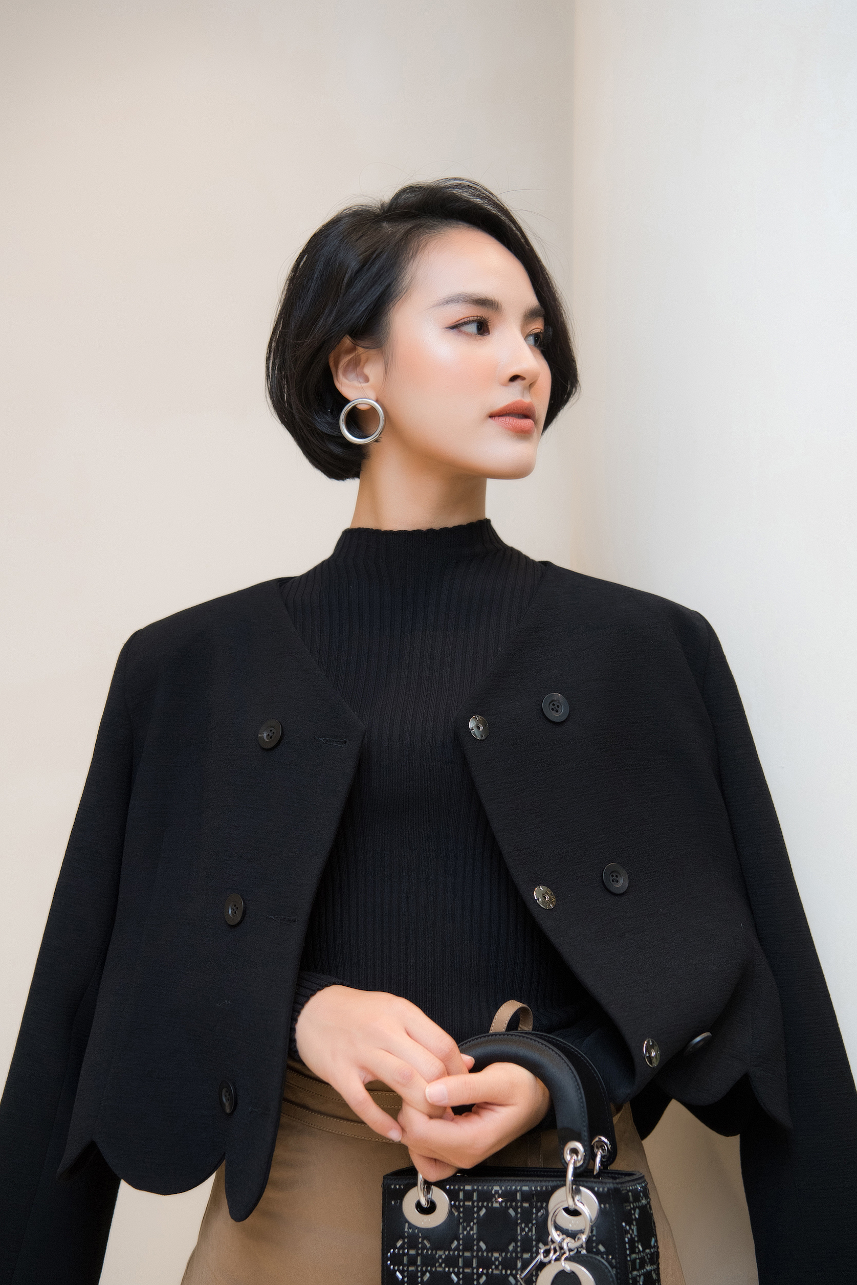 Mix & Phối - Dàn bông Hậu đọ sắc tại sự kiện thời trang: Giữa cái lạnh dưới 10 độ, một mình HH Đỗ Mỹ Linh khoe vai trần gợi cảm quyến rũ nhất "hội chị em" - chanvaydep.net 10 Mix & Phối - Dàn bông Hậu đọ sắc tại sự kiện thời trang: Giữa cái lạnh dưới 10 độ, một mình HH Đỗ Mỹ Linh khoe vai trần gợi cảm quyến rũ nhất "hội chị em" - chanvaydep.net 10