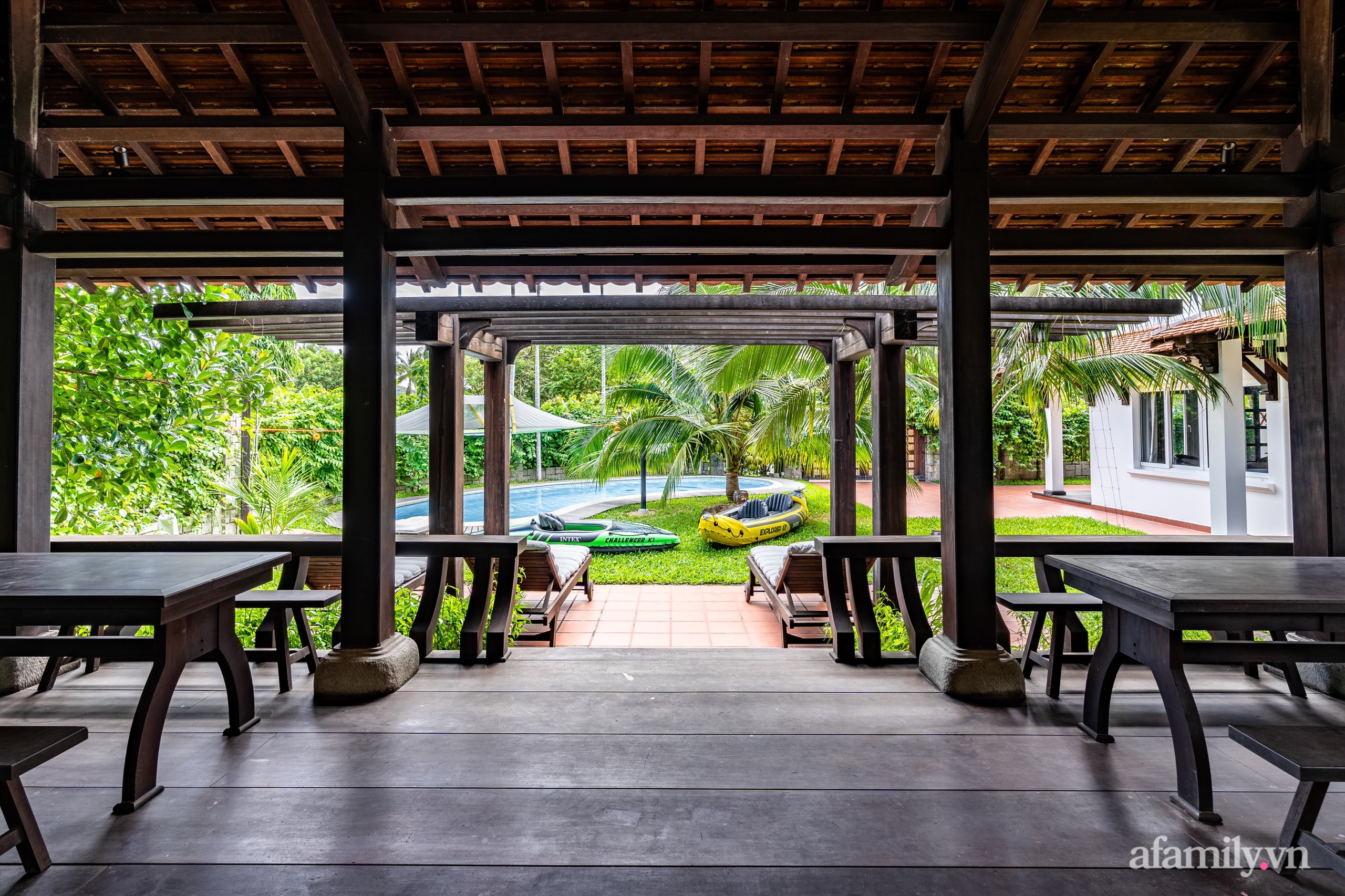 Căn nhà vườn xây 10 năm vẫn đẹp hút mắt với nội thất gỗ và cây xanh quanh nhà ở Nha Trang - Ảnh 7.