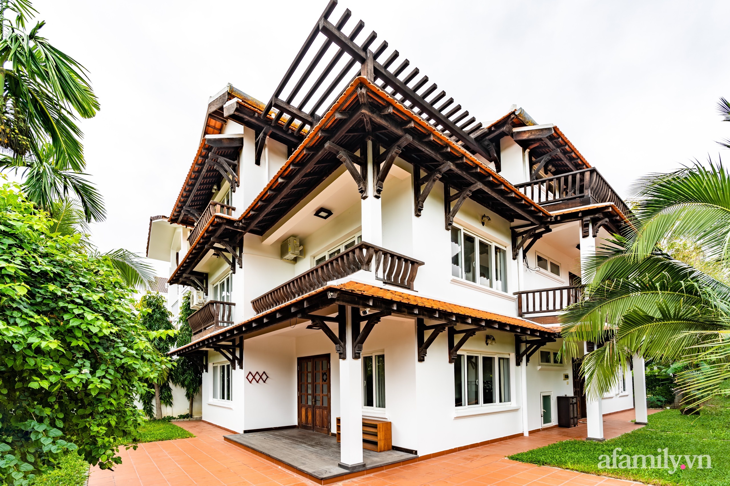 Căn nhà vườn xây 10 năm vẫn đẹp hút mắt với nội thất gỗ và cây xanh quanh nhà ở Nha Trang - Ảnh 4.