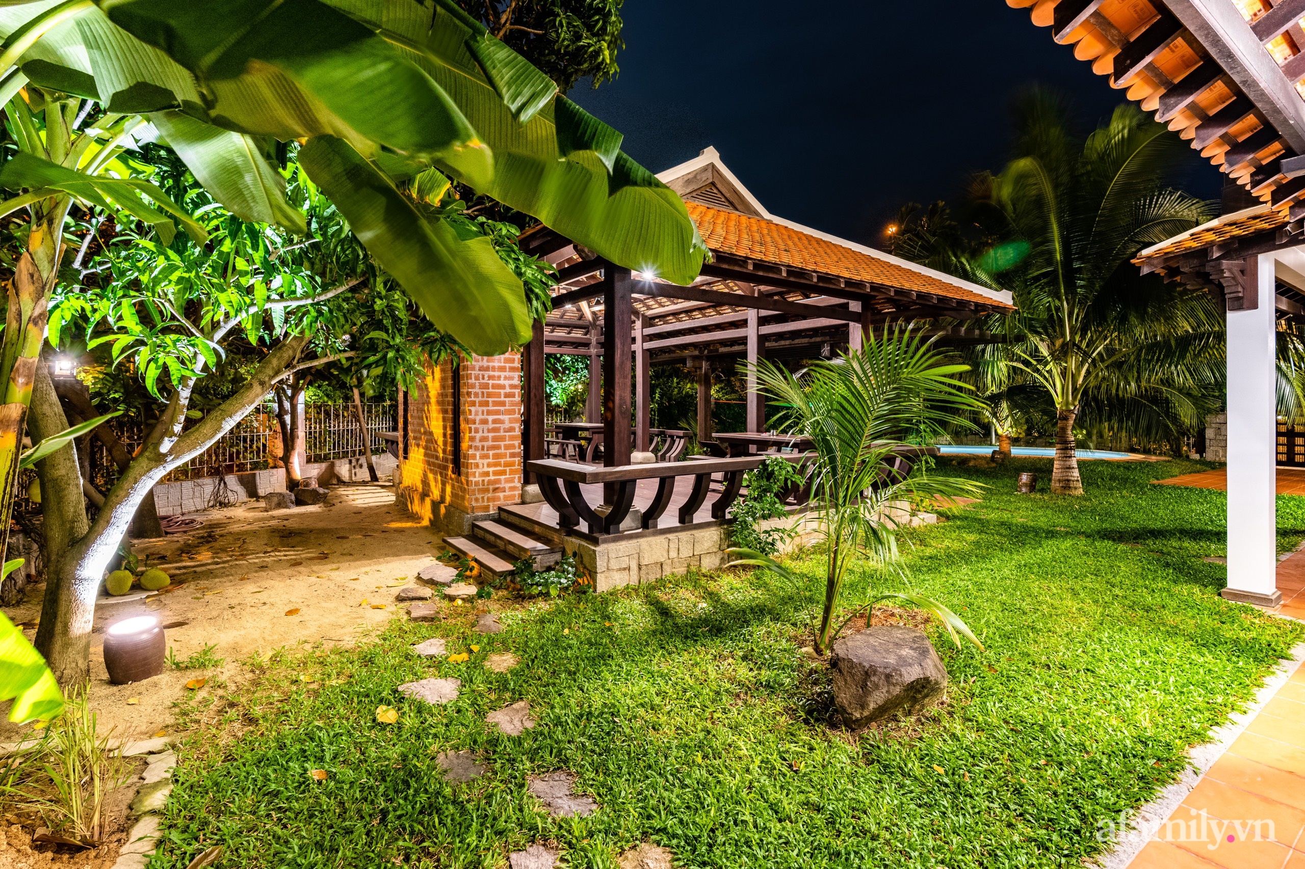 Căn nhà vườn xây 10 năm vẫn đẹp hút mắt với nội thất gỗ và cây xanh quanh nhà ở Nha Trang - Ảnh 9.