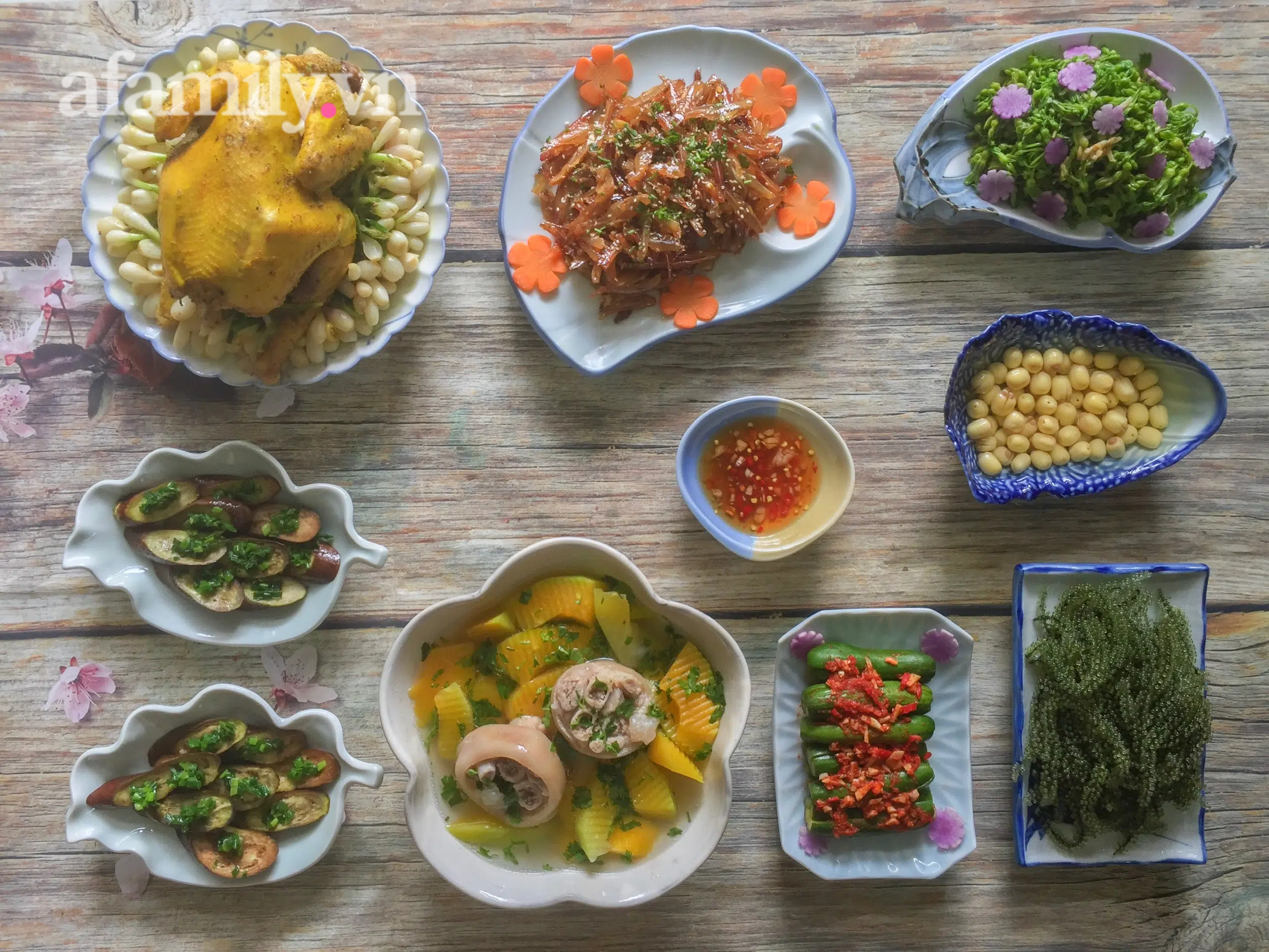 Mâm cơm 8 món ngon đẹp mà nấu không khó để các mẹ đổi món cho cả nhà dịp cuối tuần - Ảnh 1. Mâm cơm cuối tuần ngon đẹp lung linh