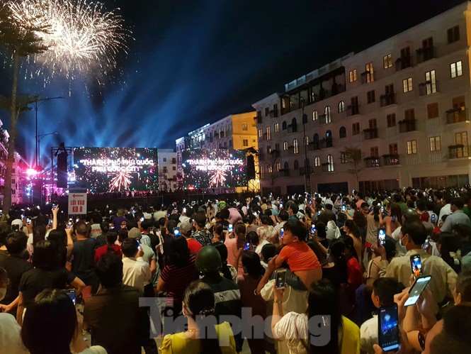 Rực rỡ ph&aacute;o hoa ch&agrave;o mừng th&agrave;nh phố Ph&uacute; Quốc - Ảnh 1.