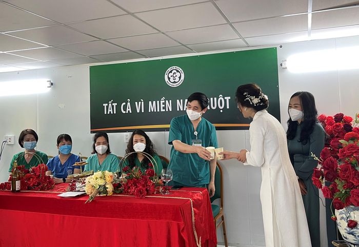 Đám cưới chưa từng có của nữ điều dưỡng trong bệnh viện dã chiến ở TP Hồ Chí Minh - Ảnh 6.