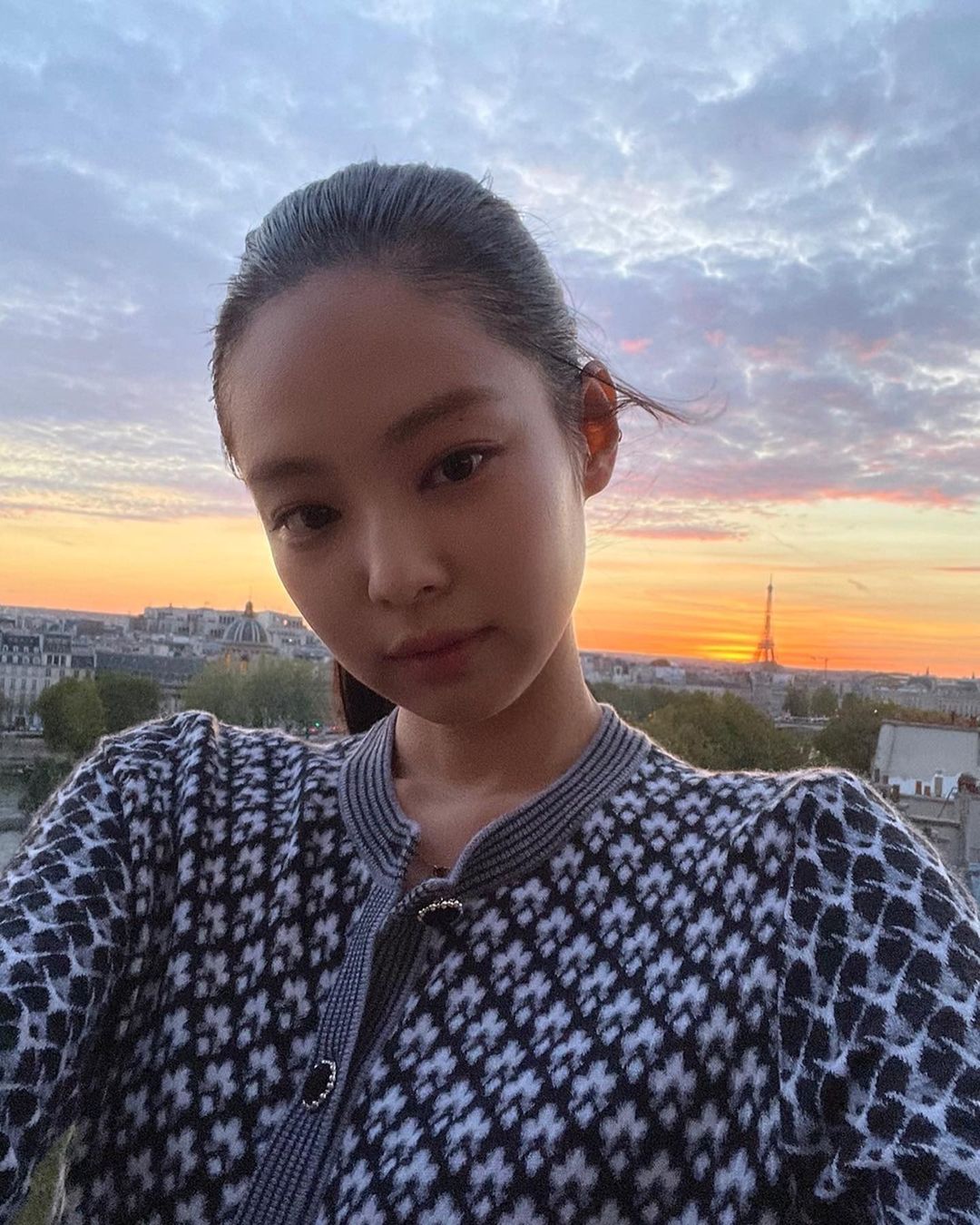Bị ch&ecirc; nhạt nh&ograve;a giữa d&agrave;n sao ngoại, Jennie v&agrave; Jisoo (BLACKPINK) vẫn g&acirc;y sốt nhờ l&agrave;m việc n&agrave;y tại Paris - Ảnh 1.