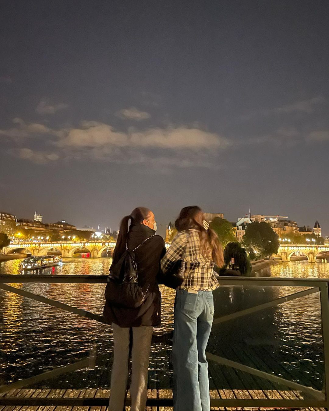 Bị ch&ecirc; nhạt nh&ograve;a giữa d&agrave;n sao ngoại, Jennie v&agrave; Jisoo (BLACKPINK) vẫn g&acirc;y sốt nhờ l&agrave;m việc n&agrave;y tại Paris - Ảnh 4.