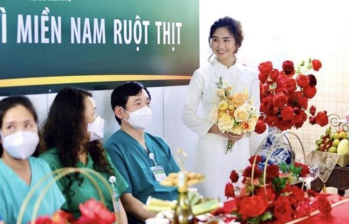 Đám cưới chưa từng có của nữ điều dưỡng trong bệnh viện dã chiến ở TP Hồ Chí Minh - Ảnh 8.