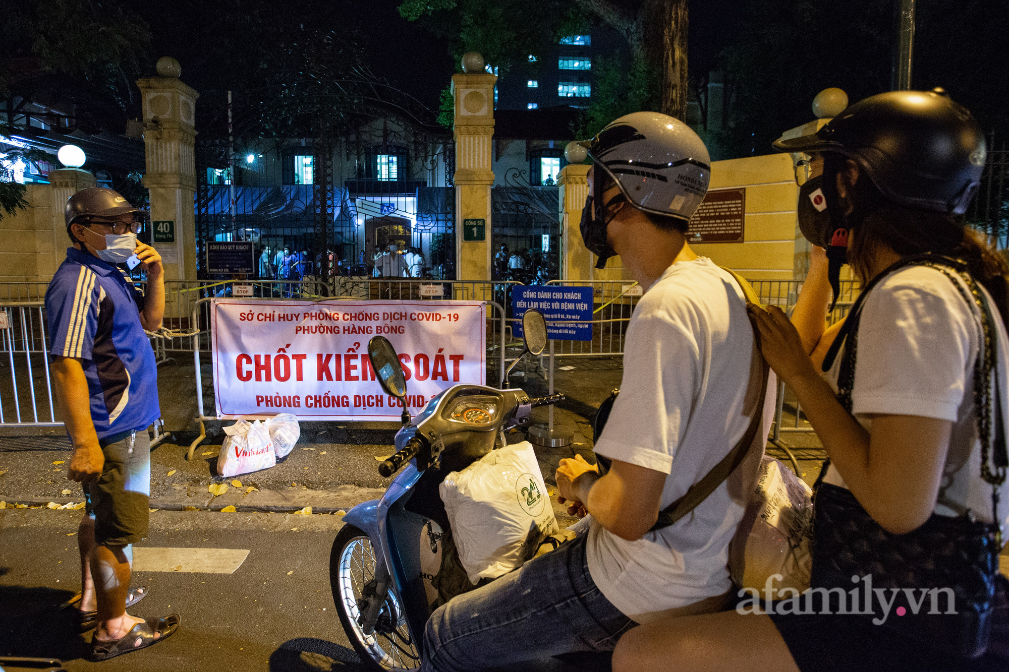 Hà Nội: Người dân tranh thủ tiếp tế nhu yếu phẩm cho người thân bên trong khu vực phong tỏa ở Bệnh viện Việt Đức - Ảnh 1.