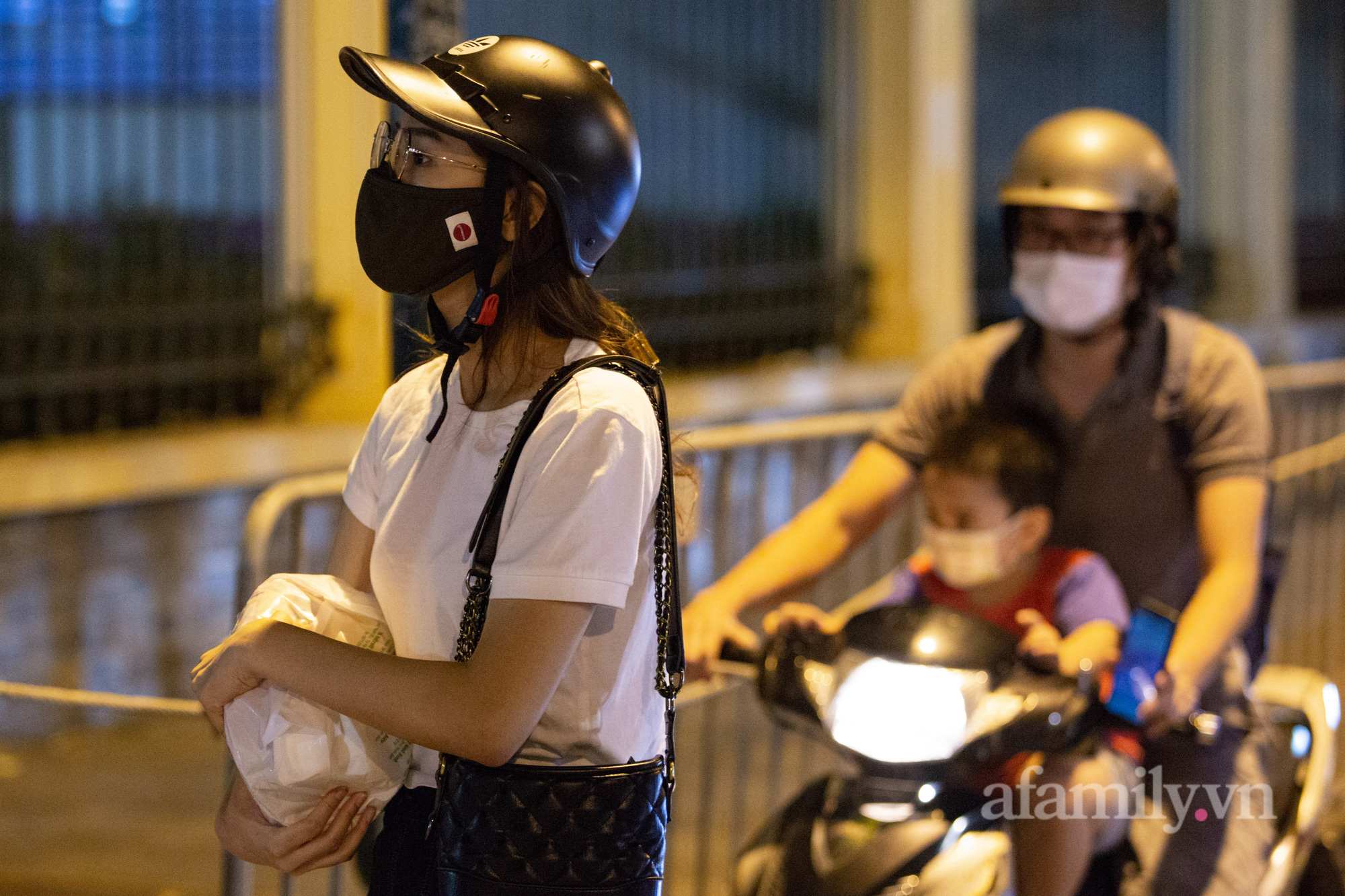 Hà Nội: Người dân tranh thủ tiếp tế nhu yếu phẩm cho người thân bên trong khu vực phong tỏa ở Bệnh viện Việt Đức - Ảnh 3.