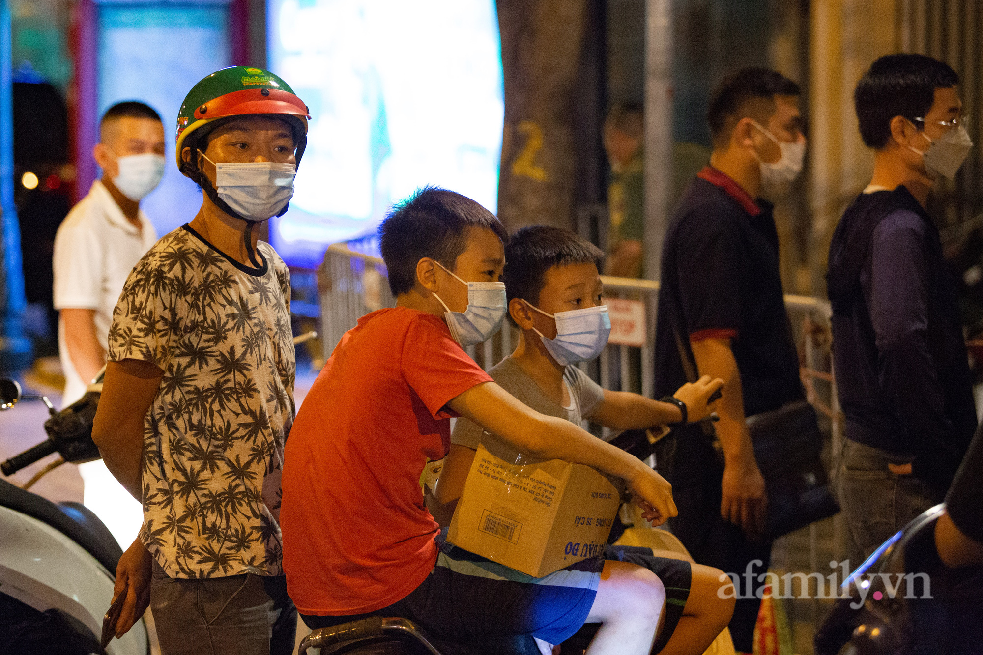 Hà Nội: Người dân tranh thủ tiếp tế nhu yếu phẩm cho người thân bên trong khu vực phong tỏa ở Bệnh viện Việt Đức - Ảnh 4.