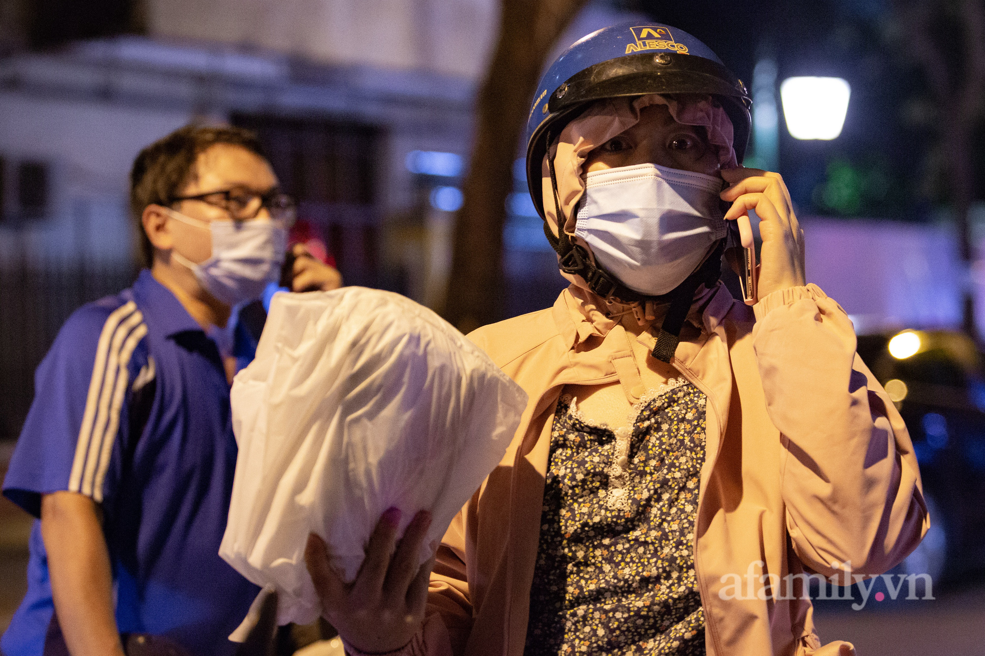 Hà Nội: Người dân tranh thủ tiếp tế nhu yếu phẩm cho người thân bên trong khu vực phong tỏa ở Bệnh viện Việt Đức - Ảnh 5.