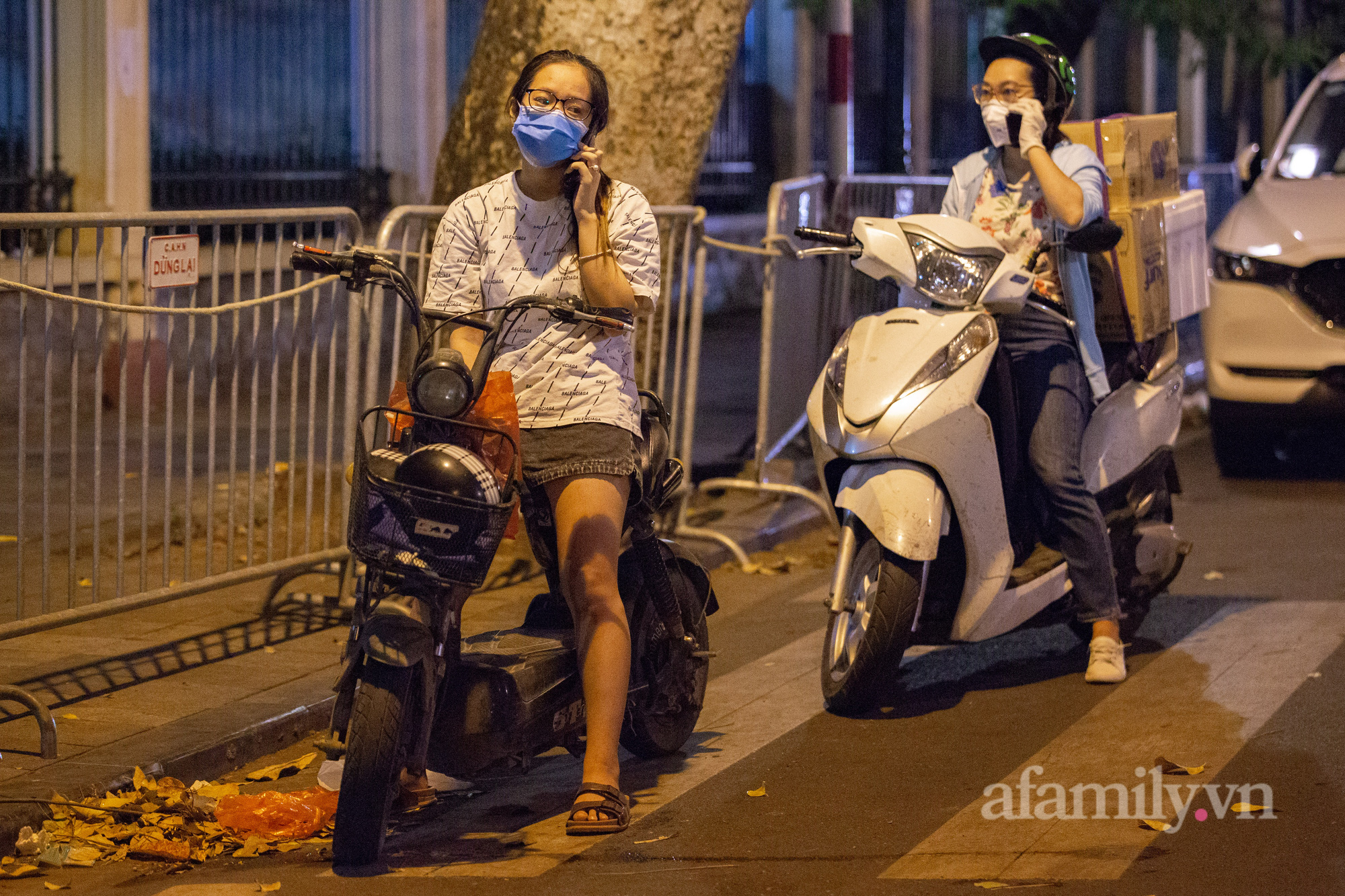 Hà Nội: Người dân tranh thủ tiếp tế nhu yếu phẩm cho người thân bên trong khu vực phong tỏa ở Bệnh viện Việt Đức - Ảnh 12.