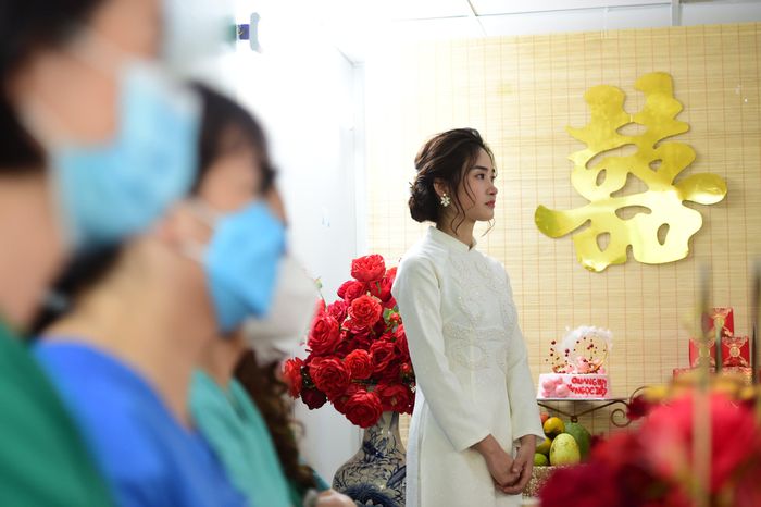 Đám cưới chưa từng có của nữ điều dưỡng trong bệnh viện dã chiến ở TP Hồ Chí Minh - Ảnh 2.