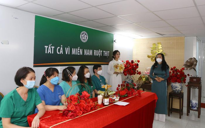 Đám cưới chưa từng có của nữ điều dưỡng trong bệnh viện dã chiến ở TP Hồ Chí Minh - Ảnh 1.