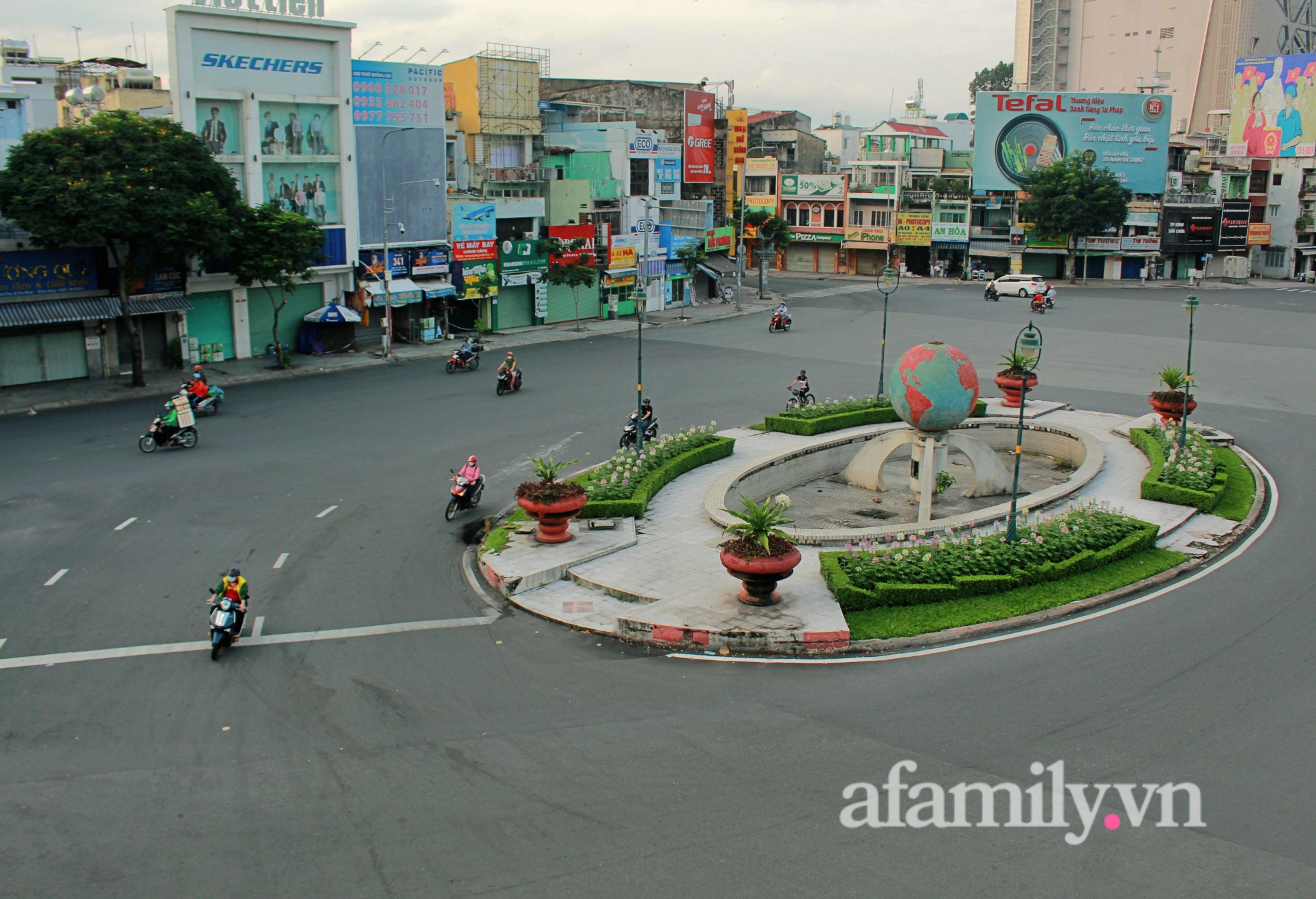 Chùm Ảnh: Đường phố Sài Gòn ngày đầu tiên nới lỏng - Ảnh 1.