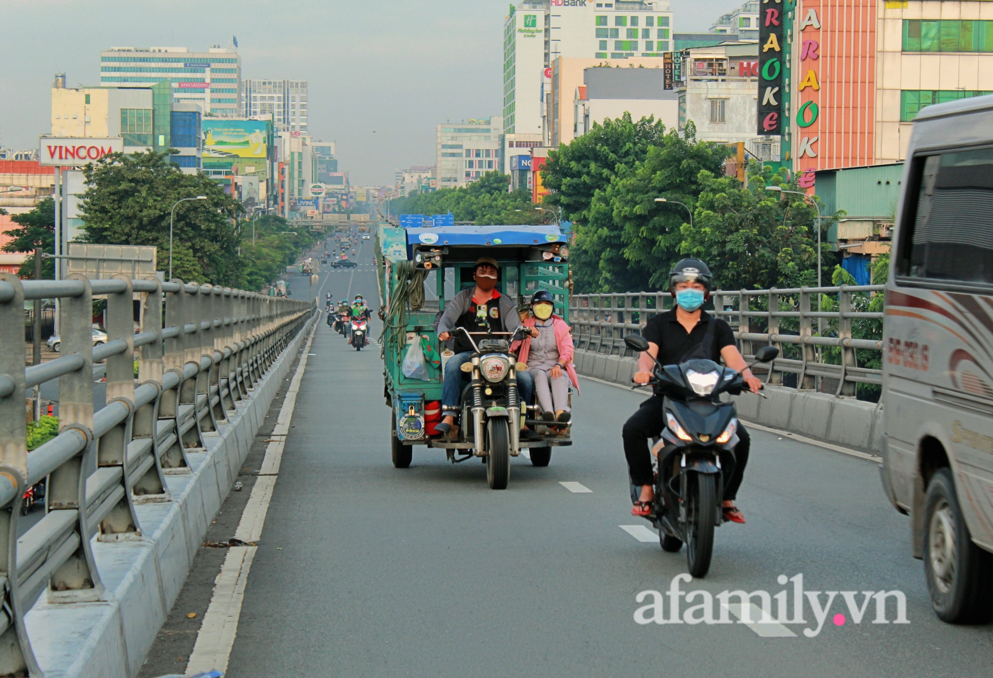 Chùm Ảnh: Đường phố Sài Gòn ngày đầu tiên nới lỏng - Ảnh 2.