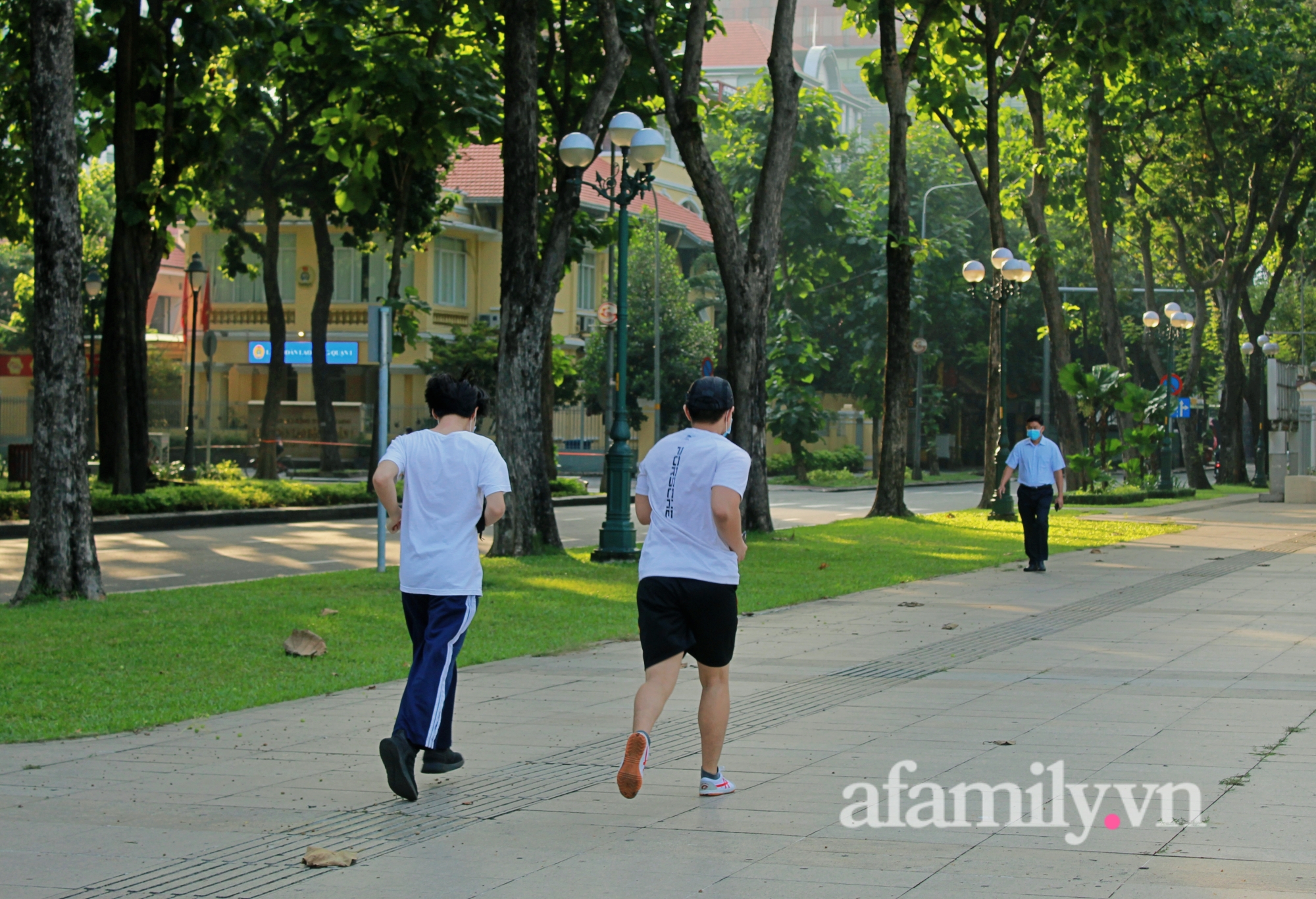 Chùm Ảnh: Đường phố Sài Gòn ngày đầu tiên nới lỏng - Ảnh 4.