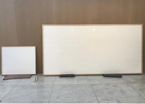 Cho một nghệ sĩ vay 84.000 USD để làm tác phẩm nghệ thuật, bảo tàng nhận lại hai khung tranh trống rỗng có tiêu đề: 'Lấy tiền và chạy' - Ảnh 2.