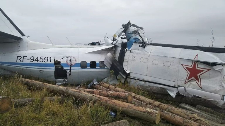 Máy bay chở 23 người rơi tại Nga, thân vỡ làm đôi, 16 người tử vong tại chỗ - Ảnh 1.