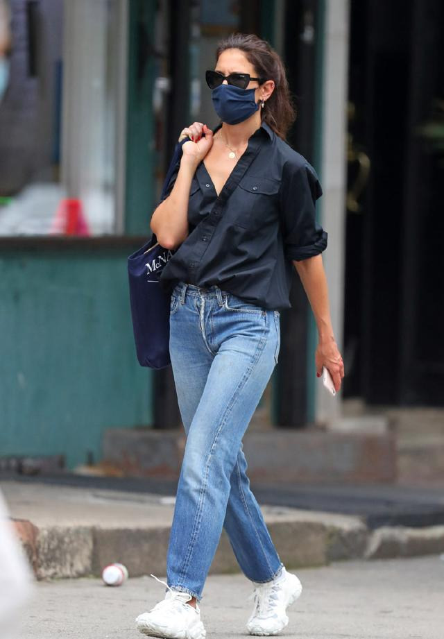 Katie Holmes đúng là &quot;nghiện&quot; quần jeans và có loạt cách mix chuẩn sành điệu cho nàng 30+ - Ảnh 7.