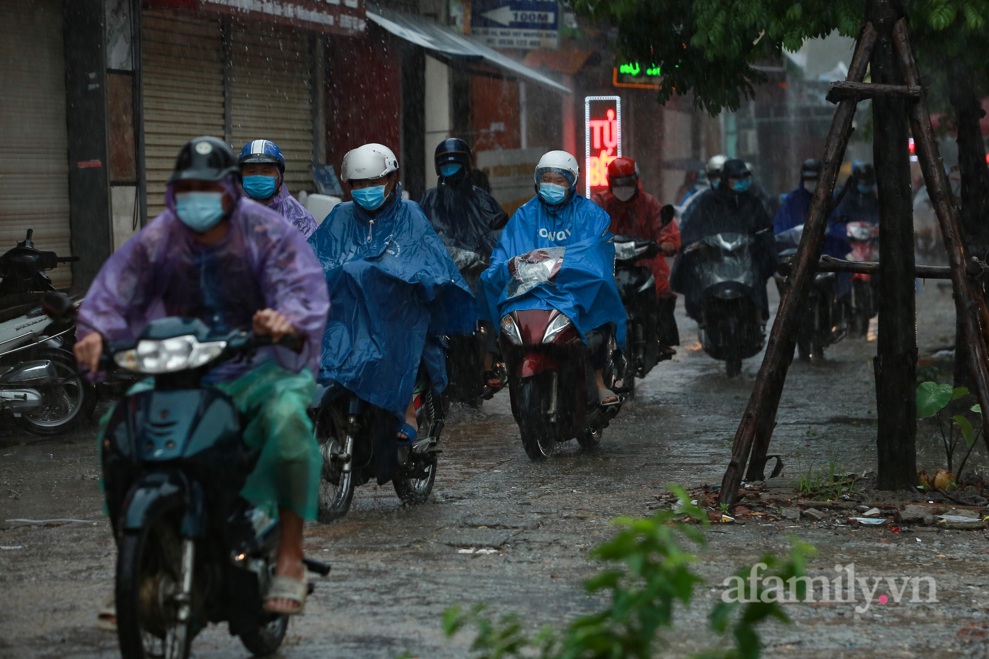 Đường phố ùn tắc, người Hà Nội vật lộn đi làm trong cơn mưa tầm tã - Ảnh 3.