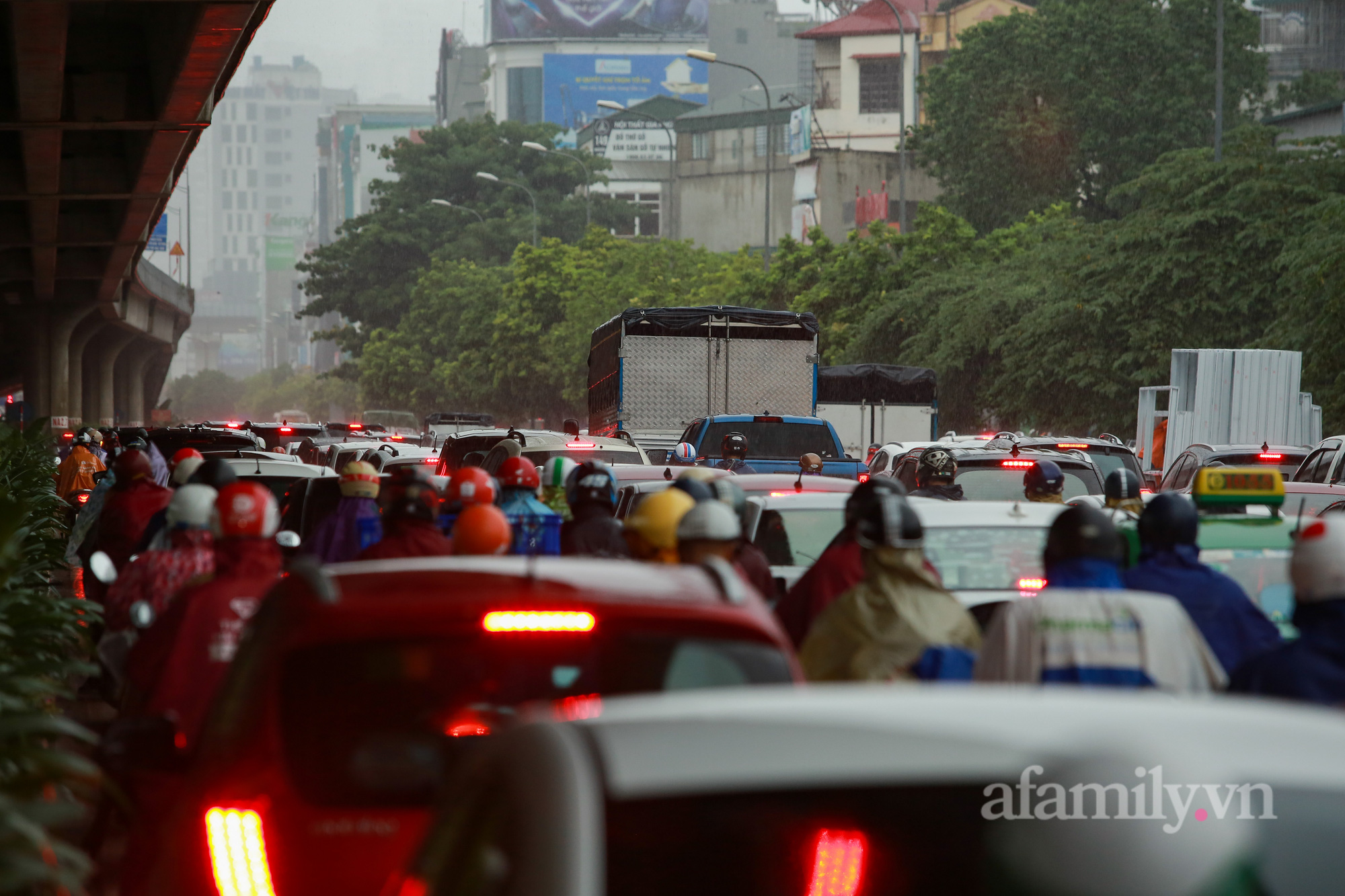 Đường phố ùn tắc, người Hà Nội vật lộn đi làm trong cơn mưa tầm tã - Ảnh 6.