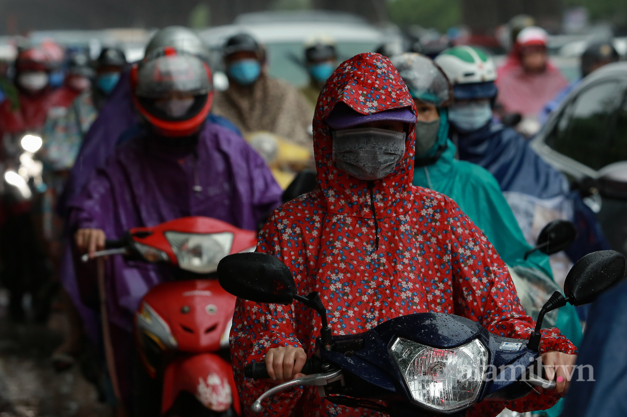 Đường phố ùn tắc, người Hà Nội vật lộn đi làm trong cơn mưa tầm tã - Ảnh 8.