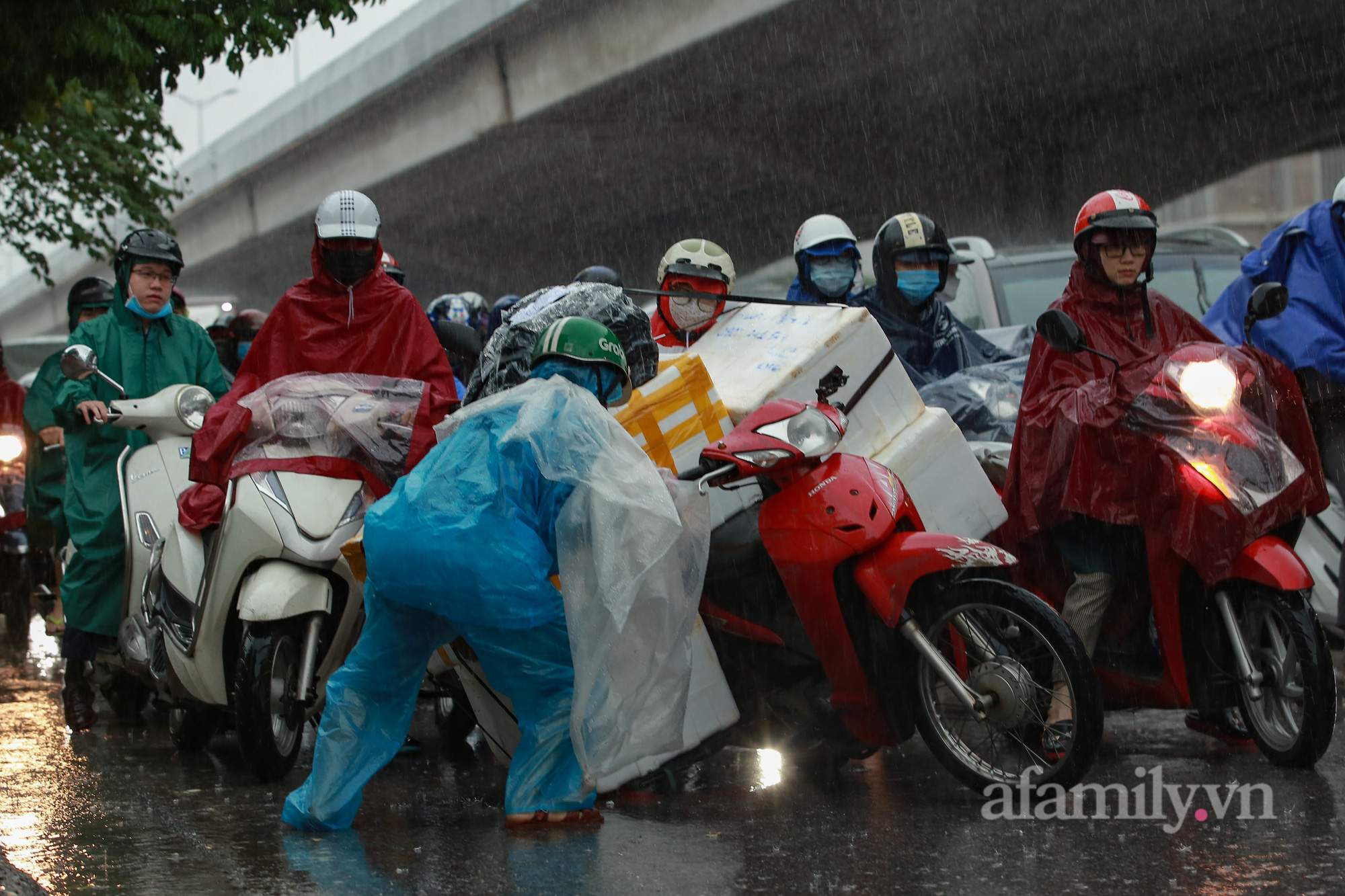 Đường phố ùn tắc, người Hà Nội vật lộn đi làm trong cơn mưa tầm tã - Ảnh 9.