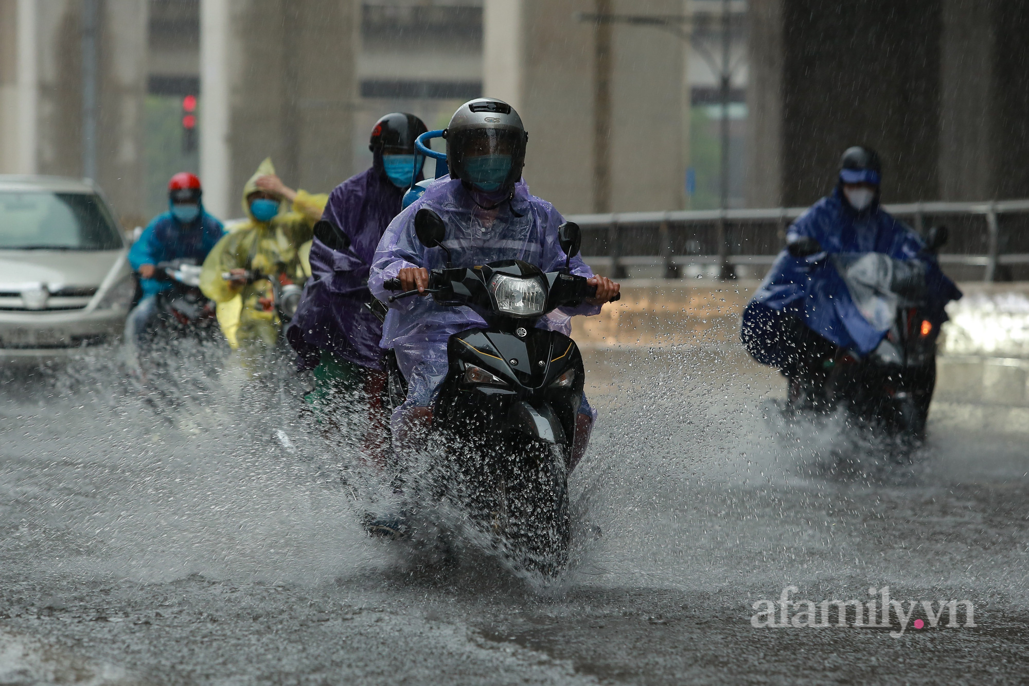 Đường phố ùn tắc, người Hà Nội vật lộn đi làm trong cơn mưa tầm tã - Ảnh 11.