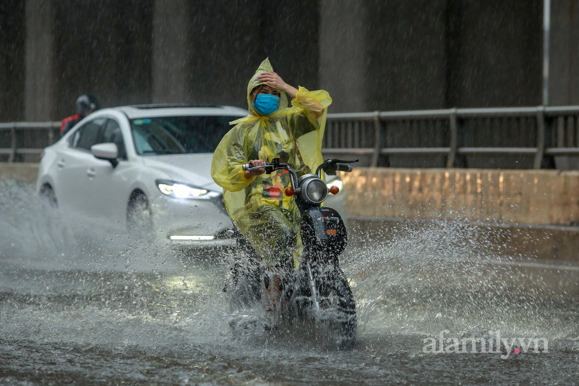 Đường phố ùn tắc, người Hà Nội vật lộn đi làm trong cơn mưa tầm tã - Ảnh 12.
