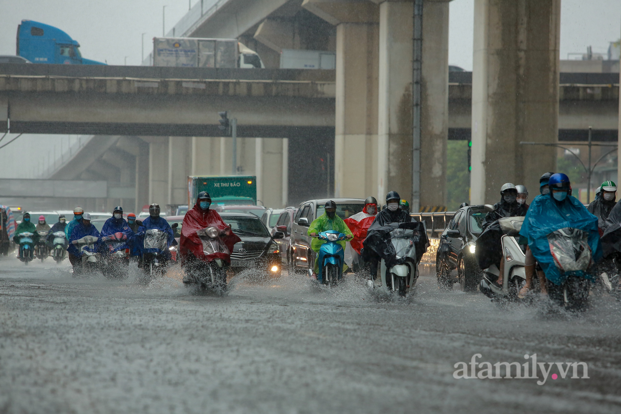Đường phố ùn tắc, người Hà Nội vật lộn đi làm trong cơn mưa tầm tã - Ảnh 13.