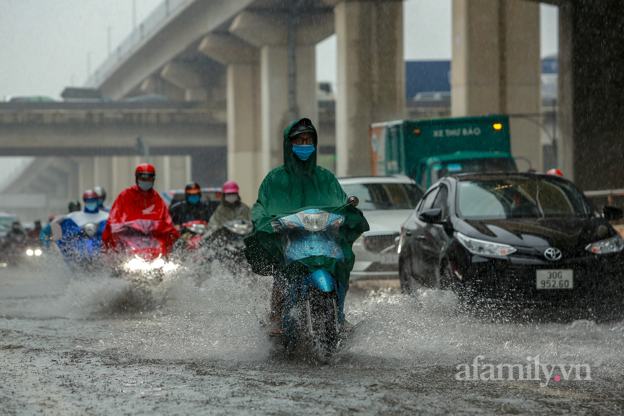 Đường phố ùn tắc, người Hà Nội vật lộn đi làm trong cơn mưa tầm tã - Ảnh 14.