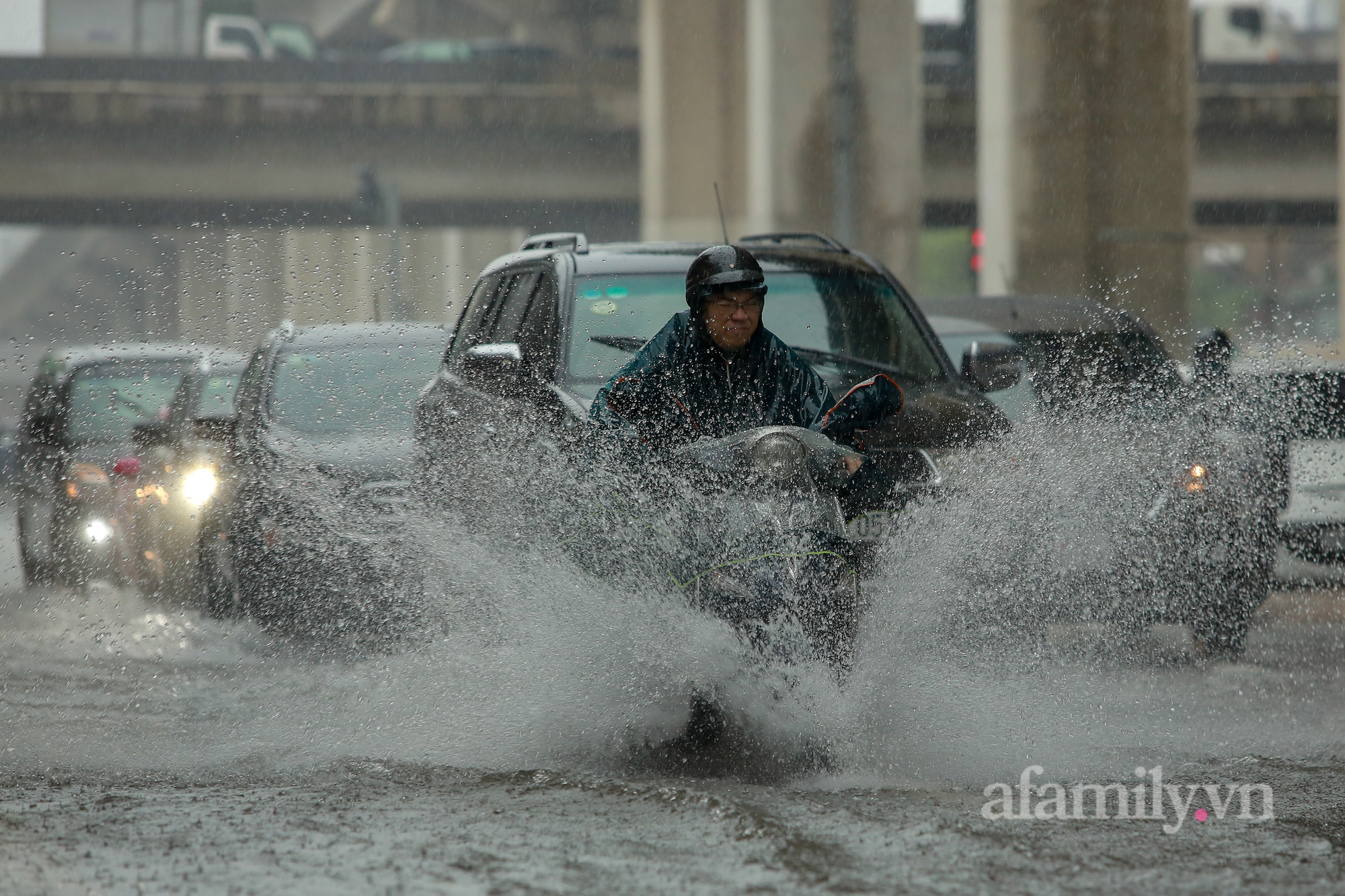 Đường phố ùn tắc, người Hà Nội vật lộn đi làm trong cơn mưa tầm tã - Ảnh 15.
