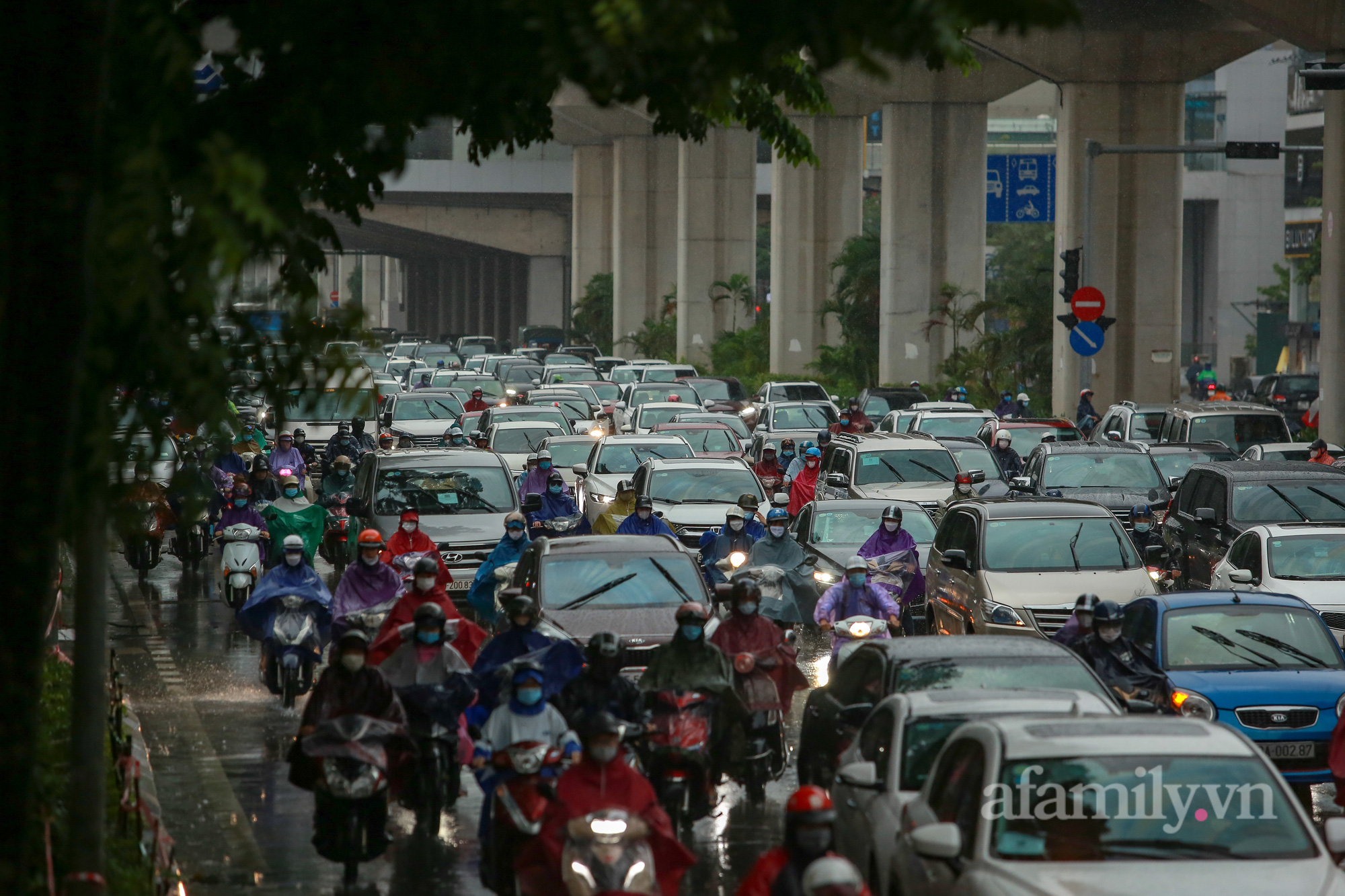 Đường phố ùn tắc, người Hà Nội vật lộn đi làm trong cơn mưa tầm tã - Ảnh 16.