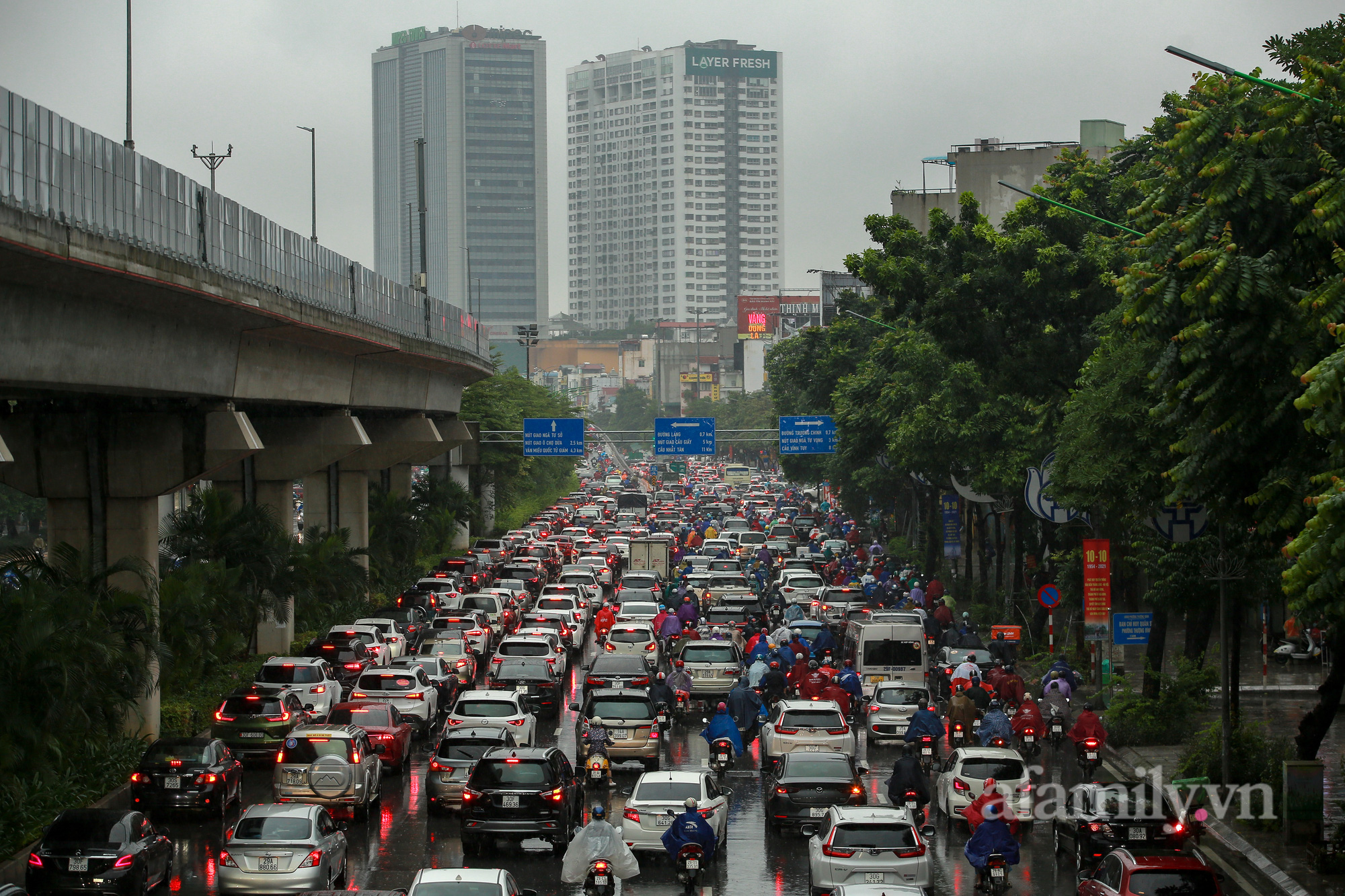 Đường phố ùn tắc, người Hà Nội vật lộn đi làm trong cơn mưa tầm tã - Ảnh 17.