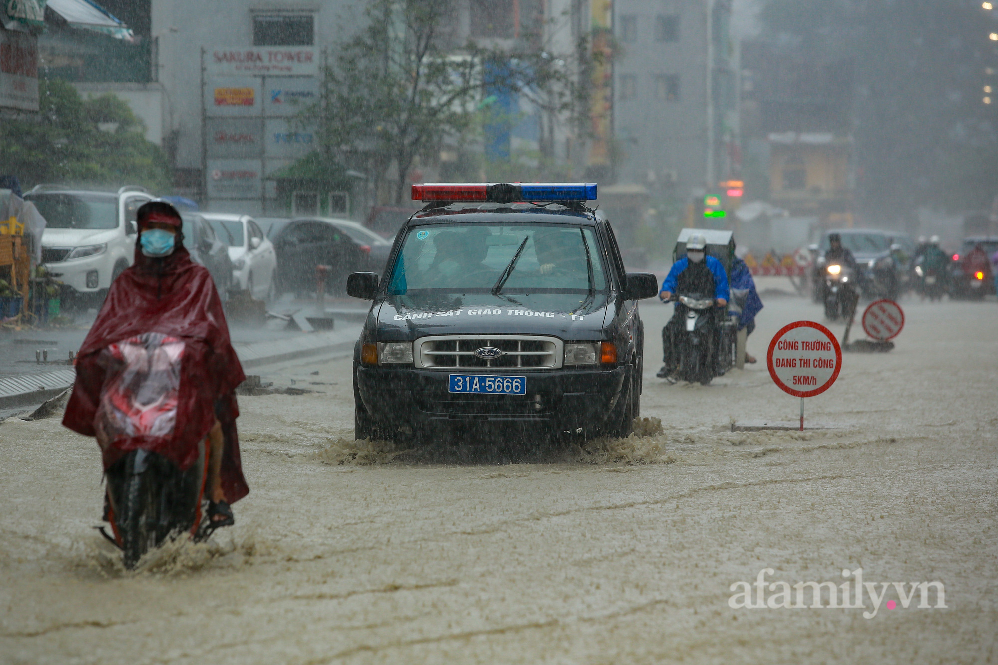 Đường phố ùn tắc, người Hà Nội vật lộn đi làm trong cơn mưa tầm tã - Ảnh 18.