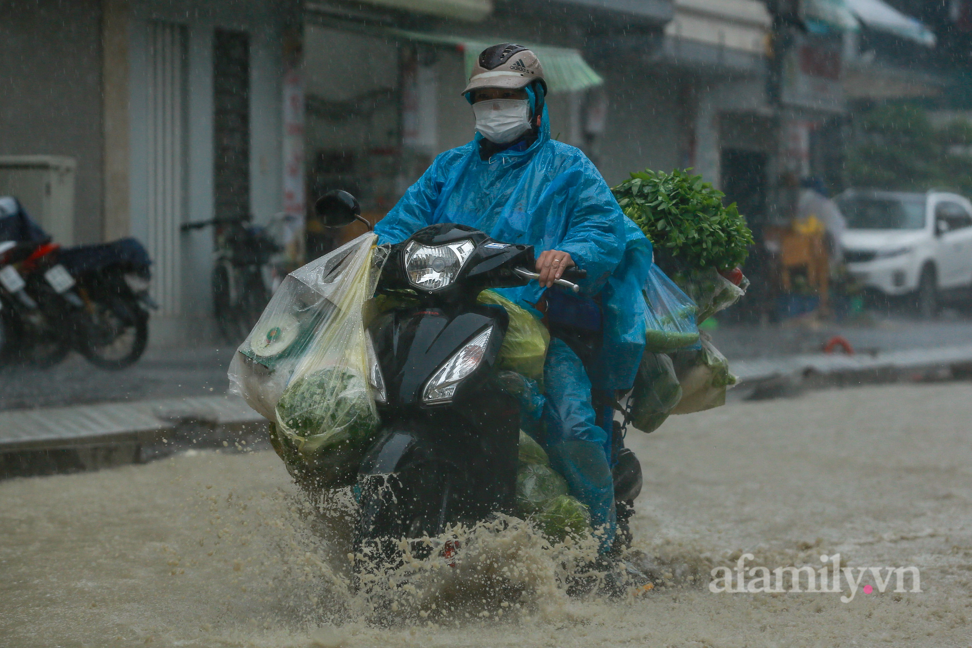 Đường phố ùn tắc, người Hà Nội vật lộn đi làm trong cơn mưa tầm tã - Ảnh 19.