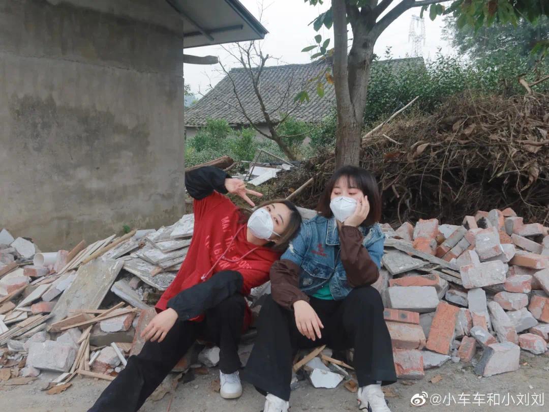 The beautiful couple who quit their jobs in the city invited each other back to their hometown to recuperate with their savings, officially retiring early at the age of 29 - Photo 5.