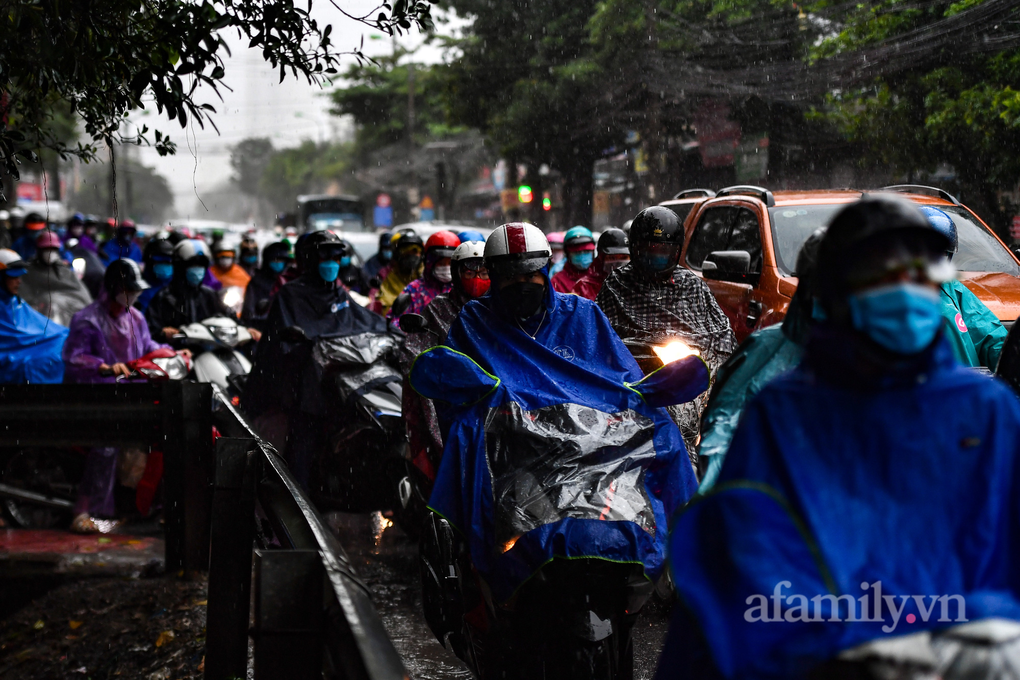 Đường phố ùn tắc, người Hà Nội vật lộn đi làm trong cơn mưa tầm tã - Ảnh 7.