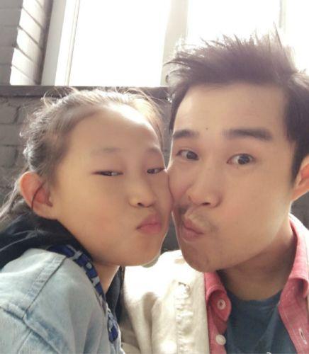 Con gái bị chế giễu ngoại hình vì giống bố, nói một câu khiến bố rơi nước mắt, 7 năm sau "lột xác" khiến những kẻ ác miệng xấu hổ - Ảnh 3. Con gái bị chế giễu ngoại hình vì giống bố, nói một câu khiến bố rơi nước mắt, 7 năm sau "lột xác" khiến những kẻ ác miệng xấu hổ - Ảnh 3.